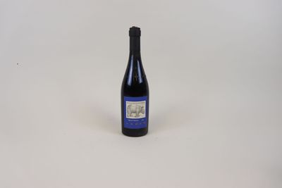 une bouteille de vin posée sur une table