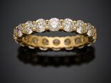 une bague « éternité » en or jaune 18 carats et diamants