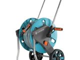un chariot à tuyau bleu muni de roues et auquel est fixé un tuyau