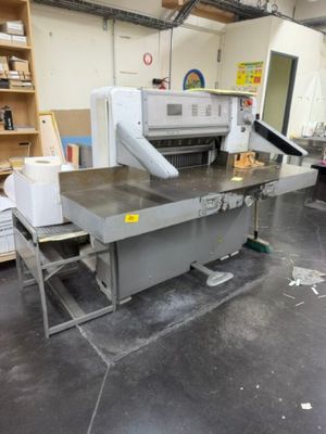 une machine placée au milieu d'une pièce