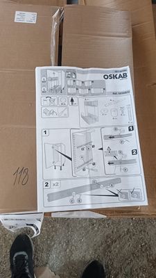 une personne debout devant une boîte sur laquelle figurent des instructions