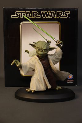 un gros plan d'une figurine Star Wars posée sur une table