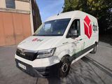 une camionnette blanche garée sur le parking