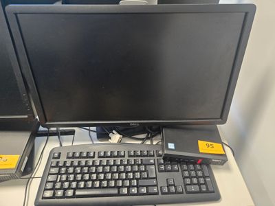 un écran d'ordinateur et un clavier posés sur un bureau