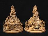 paire de figurines en bronze d'époque représentant un homme et une femme sur une tortue