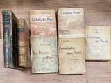 des livres posés sur une table en bois avec une horloge, et une horloge en arrière-plan