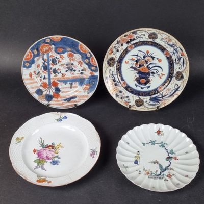 trois assiettes à motifs différents posées sur une table