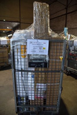une cage métallique surmontée d'une pancarte, dans un entrepôt