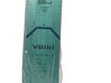 un snowboard dans son emballage, sur fond blanc