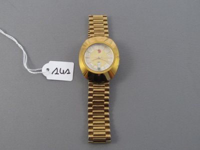 un gros plan d'une montre-bracelet à laquelle est attachée une étiquette