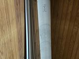 un radiateur dans un coin d'une pièce lambrissée