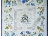 broderie au point de croix représentant un cheval et une calèche, agrémentée de fleurs bleues