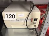 une machine qui se trouve sur une étagère dans une pièce