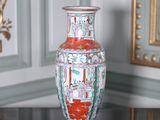 un vase posé sur une table dans une pièce