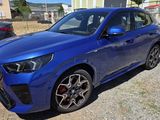 La voiture bleue est garée sur le bord de la route.