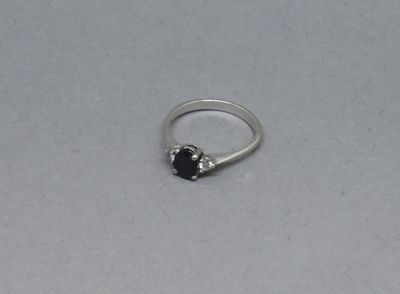 Bague en or gris 750/°°° ornée d'un saphir ovale facetté, ép…