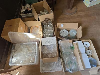 de nombreux cartons d'objets posés à même le sol