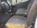 une voiture dont la banquette arrière est sale