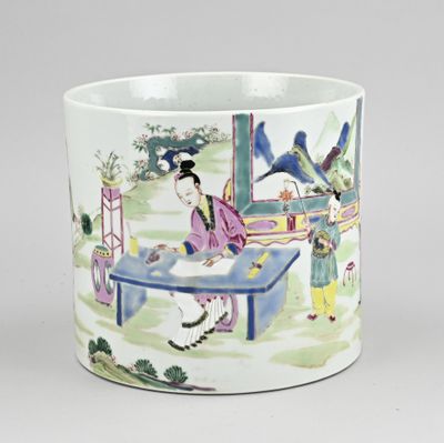 une tasse blanche sur laquelle est représentée une femme assise à une table