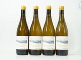 trois bouteilles de vin posées sur une table l'une à côté de l'autre