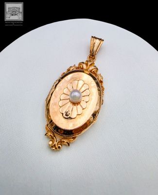 an image of a gold locke with a pearl in the center
