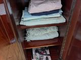 une armoire en bois sur laquelle sont posés de nombreux vêtements