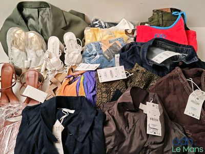 un tas de vêtements et de chaussures par terre