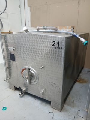 une photo d'une cuve en acier inoxydable dans une pièce