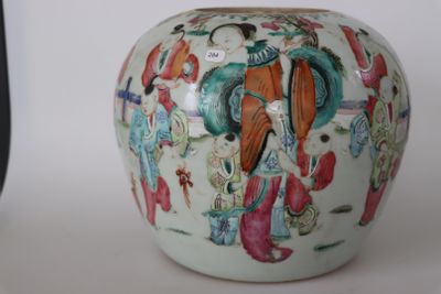 un vase avec un tableau posé sur une table