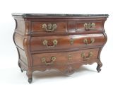 une commode en bois avec un plateau en marbre