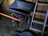 une brouette à côté d'une autre brouette sur laquelle est posé un seau