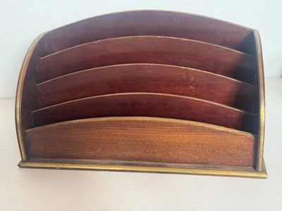 un porte-revues en bois posé sur une table
