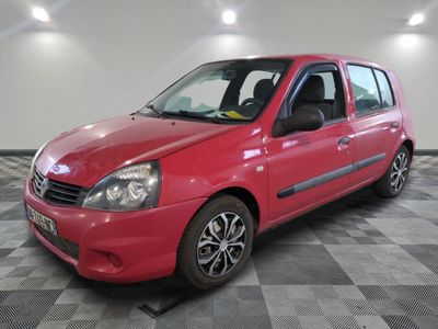 la photo d'une voiture rouge garée dans un garage