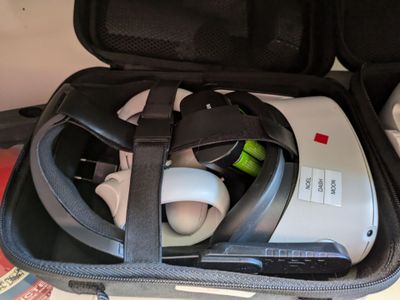 une valise contenant un sac rempli d'objets