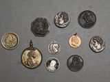 a lot of coins that are on the table