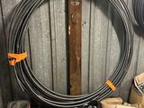 beaucoup de câbles et d'outils dans le garage