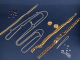 de nombreux bijoux en or et en argent sur un fond bleu