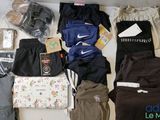 beaucoup de vêtements qui traînent par terre