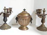 trois chandeliers en laiton posés sur une table blanche