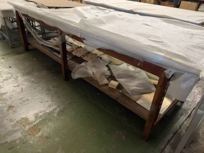 une table sur laquelle est posée une nappe, dans une pièce