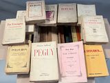 plusieurs livres sont empilés sur une table