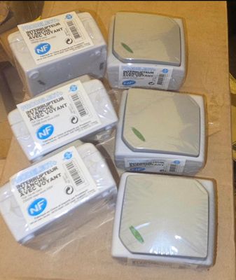 quatre boîtes de savon posées les unes à côté des autres sur un comptoir