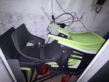 une pile de chaises et une table dans un coin de la pièce