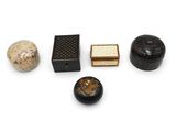 Plusieurs types d'objets décoratifs sont exposés sur une surface blanche
