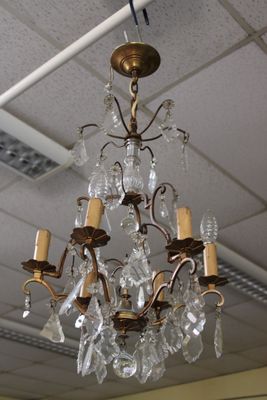 un lustre suspendu au plafond d'une pièce