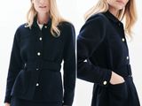 Les deux femmes portent des vestes à boutons.