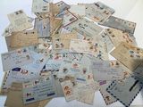 une pile de vieilles lettres et d'enveloppes posée sur une table
