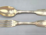 deux cuillères et une fourchette sur une table