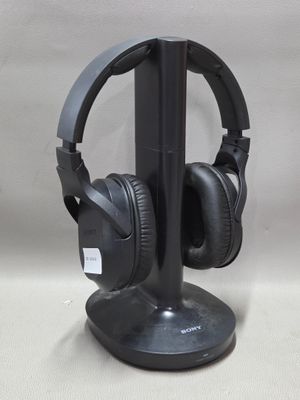 un casque posé sur un support