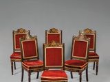 lot de six chaises avec des assises rembourrées rouges et des finitions dorées